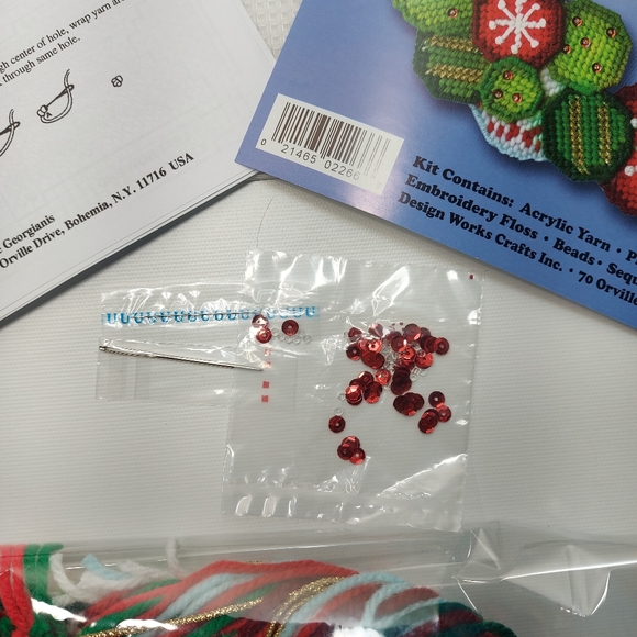 Design Works Ornament Wreath Wall Hanging Plastic Canvas Christmas Kit - Picture 5 of 8